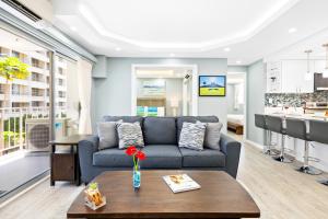 Fully Renovated 2BR and 2BA Near Waikiki Beach with Parking