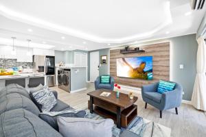 Fully Renovated 2BR and 2BA Near Waikiki Beach with Parking