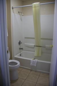 Double Room with Two Double Beds - Non-Smoking room in Key West Inn - Cookeville
