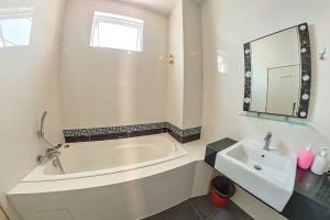 Desaru Spacious 6 Rooms Bungalow 22paxes KTV-Billard-BBQ-Netflix