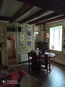 chambre chez lhabitant ,bleue, maison ancienne