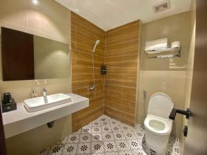 Phòng Đôi Hướng Hồ Có Ban Công (Lake View Double Room with Balcony)