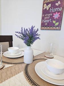 One Uptown BGC Modern & Spacious, Great Location, 200mbps & washer