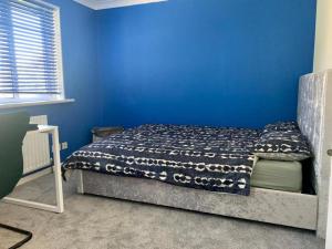 Charming 6-Bed House in Reading