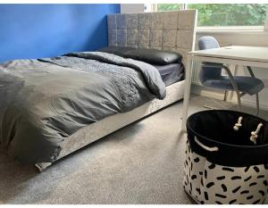 Charming 6-Bed House in Reading