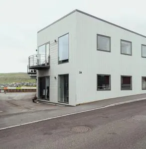 Delightful 2 Bedroom Apt - Balcony - Parking - Toftir