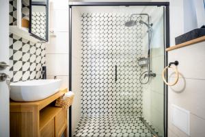 Boho Chic Escape - Hypercenter