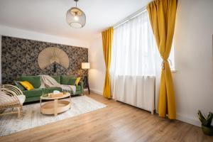 Boho Chic Escape - Hypercenter