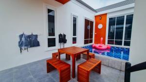 child shill pool villa