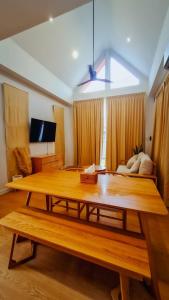 child shill pool villa