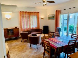 Maisons de vacances Maison F3 avec parking, clim et wifi - 4 pers - FR-1-703-18 : photos des chambres
