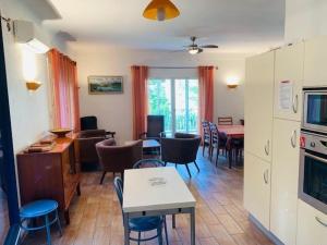 Maisons de vacances Maison F3 avec parking, clim et wifi - 4 pers - FR-1-703-18 : photos des chambres