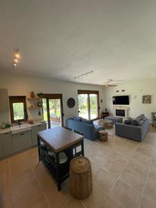 Paralia Homes cheerful 2 bedroom with pool, unit #1