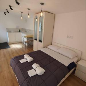 Self Contained, Double Bed Studio, private kitchen, private Bath, Walking distance to Harry Potter