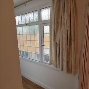 Self Contained, Double Bed Studio, private kitchen, private Bath, Walking distance to Harry Potter