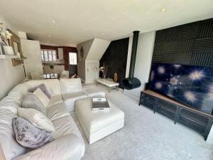 Fantastic 2-Bed House with Parking - Hosted by Hutch Lifestyle