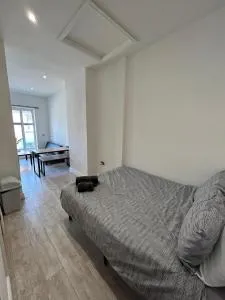 Studio Apartment Great Location - Castle Gresley