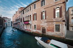 Ca' Gottardi hotel, 
Venice, Italy.
The photo picture quality can be
variable. We apologize if the
quality is of an unacceptable
level.