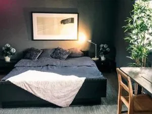 Solrik hytte med tilgang til brygge og stor hage - Gjeving