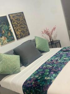 Barcelona Chic Apartments- Free Parking - 10 min BCN center by metro