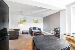 Glovers Lodge - Charming 3 Bed Retreat near City Centre - Morley