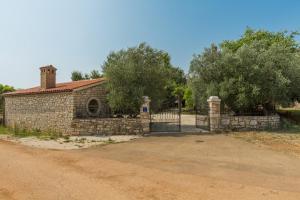 Holiday house ANNA, near the beach with huge private garden 