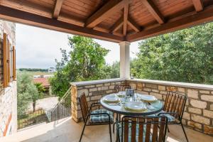Holiday house ANNA, near the beach with huge private garden 