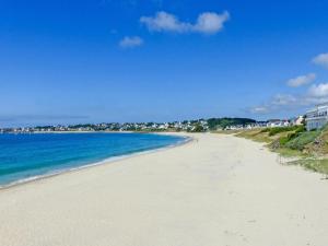 Apartment with pool and sea view in Brittany