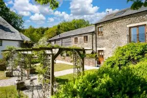 East Trenean Farm Cottages -4 Luxury Cornish Cottages sleeping 20 with hot tubs, private gardens, rural views and EV facilities - East Looe