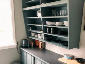 Solrik hytte med tilgang til brygge og stor hage