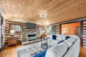 Unique Cabin With Hot Tub Close to Town - Juno