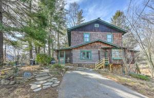 Unique Cabin With Hot Tub Close to Town