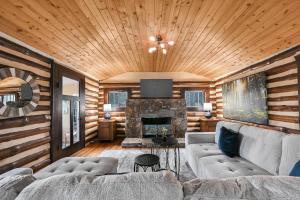 Unique Cabin With Hot Tub Close to Town