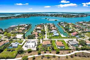 Mile From Beach Access, Spacious and Redone, Heated Pool! - Ubytování bez kategorie ve městě Marco Island