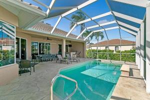 Mile From Beach Access, Spacious and Redone, Heated Pool