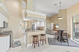 Mile From Beach Access, Spacious and Redone, Heated Pool