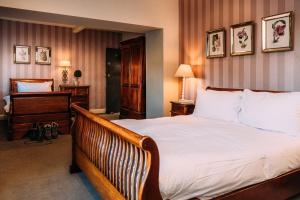 Family Ensuite Bedroom room in The Shireburn Arms