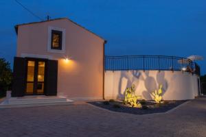 Villa Tatai Country House by Dimore Trinacria