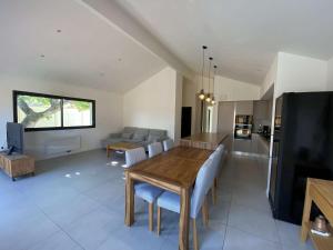 Villas LUTZY Maison moderne au calme piscine : photos des chambres