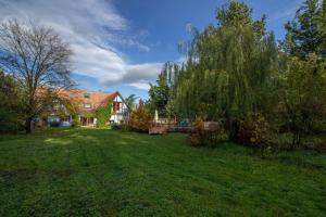 Maisons de vacances Gite La Reserve avec Jardin et Piscine : Maison 5 Chambres