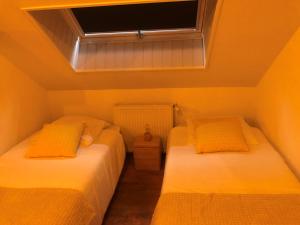 B&B / Chambres d'hotes Grande Chambre Familiale JAUNE Tout Bonnement Bien : photos des chambres