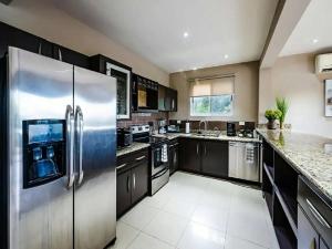 Maison Blanche - Elegant 3BR Oasis, Pool, Balcony & BBQ in Flamingo