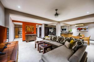 Maison Blanche - Elegant 3BR Oasis, Pool, Balcony & BBQ in Flamingo