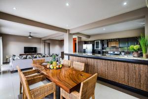 Maison Blanche - Elegant 3BR Oasis, Pool, Balcony & BBQ in Flamingo