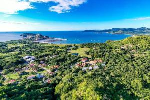 Maison Blanche - Elegant 3BR Oasis, Pool, Balcony & BBQ in Flamingo