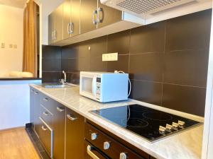 Up Town 1 room apartment available Now For UNTOLD FESTIVAL