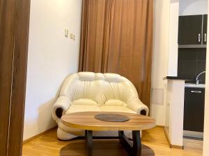 Up Town 1 room apartment available Now For UNTOLD FESTIVAL