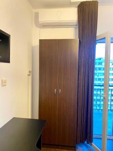 Up Town 1 room apartment available Now For UNTOLD FESTIVAL
