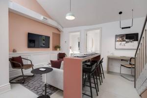 Chic Oasis above a resto on trendy Queen West