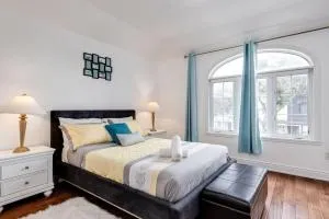 3BR Casa close to Woodbine Beach with deck area and WFH - Toronto